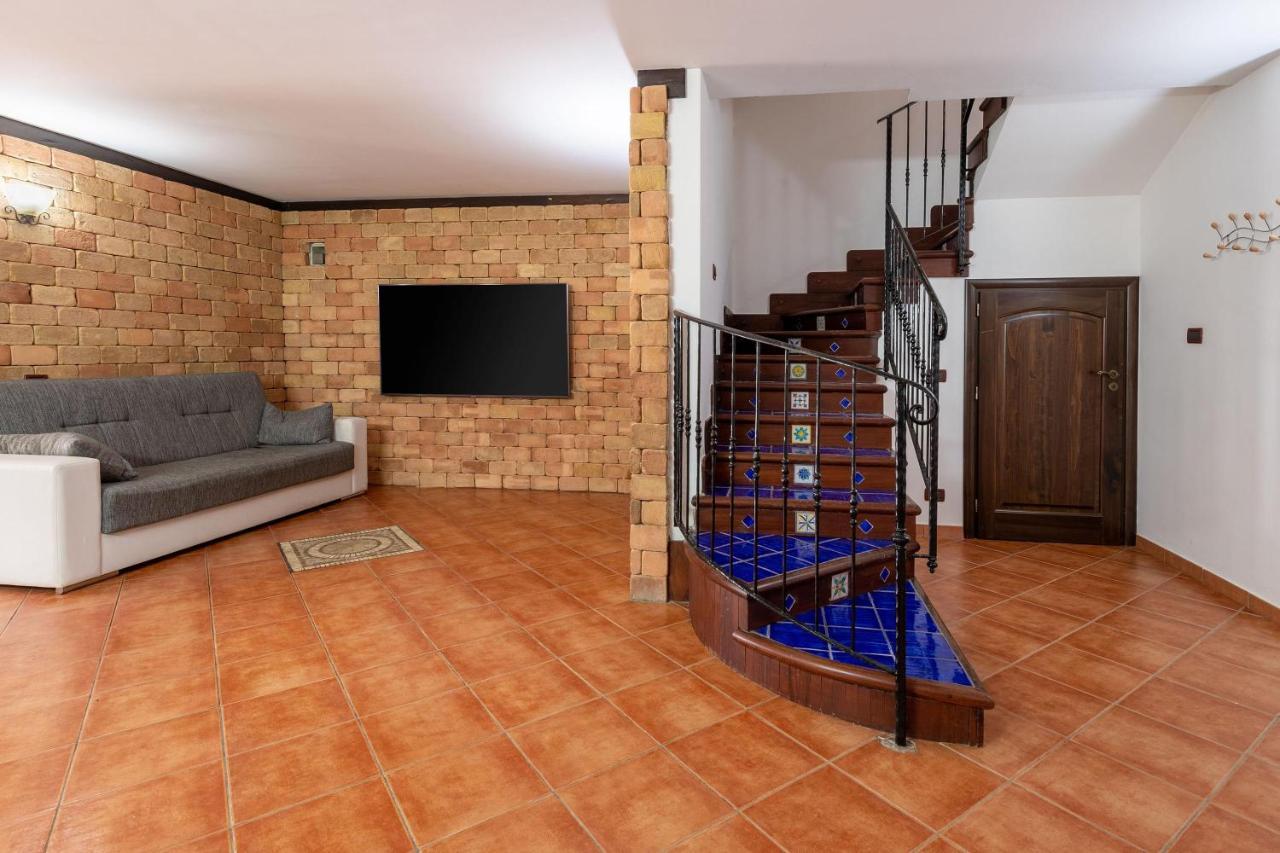 Alelida Villa Con Piscina 奇尼斯 外观 照片
