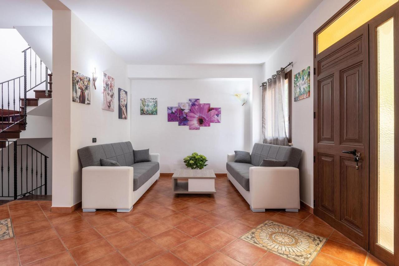 Alelida Villa Con Piscina 奇尼斯 外观 照片