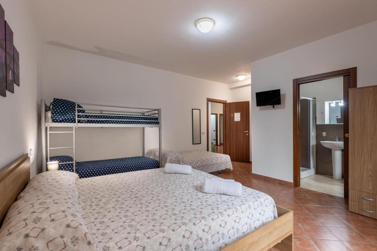 Alelida Villa Con Piscina 奇尼斯 外观 照片